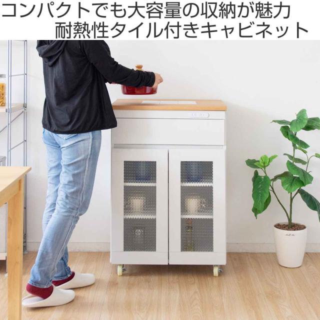 キッチンキャビネット 幅60.2cm カントリー調 タイルトップ 引出し付 （ キッチンラック キッチンボード キッチン収納 耐熱 両開き コンパクト 家電収納 レンジラック 台所収納 ホワイト ナチュラル コンセント付き ）_1