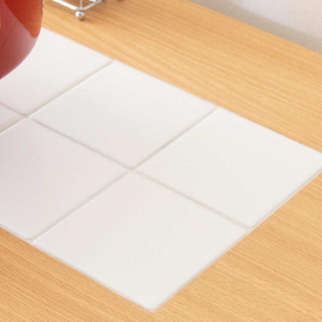 キッチンラック 幅60cm 完成品 カントリー調 タイルトップ スライド棚 ( キッチンボード キッチン収納 耐熱 両開き コンパクト シンプル 家電収納 レンジラック 台所収納 ホワイト ナチュラル コンセント付き )の通販は キッチンラック 幅60cm 完成品 カントリー調 タイルトップ スライド棚 ( キッチンボード キッチン収納 耐熱 両開き コンパクト シンプル 家電収納 レンジラック 台所収納 ホワイト ナチュラル コンセント付き )の通販は