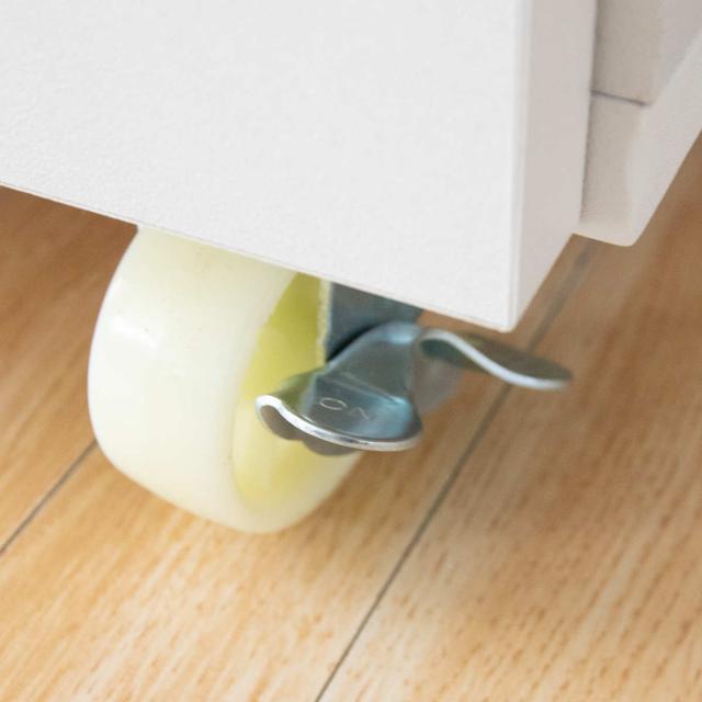 キッチンラック 幅60cm 完成品 カントリー調 タイルトップ スライド棚 ( キッチンボード キッチン収納 耐熱 両開き コンパクト シンプル 家電収納 レンジラック 台所収納 ホワイト ナチュラル コンセント付き )の通販は キッチンラック 幅60cm 完成品 カントリー調 タイルトップ スライド棚 ( キッチンボード キッチン収納 耐熱 両開き コンパクト シンプル 家電収納 レンジラック 台所収納 ホワイト ナチュラル コンセント付き )の通販は