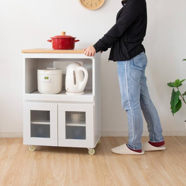 キッチンラック 幅60cm 完成品 カントリー調 タイルトップ スライド棚 ( キッチンボード キッチン収納 耐熱 両開き コンパクト シンプル 家電収納 レンジラック 台所収納 ホワイト ナチュラル コンセント付き )の通販は キッチンラック 幅60cm 完成品 カントリー調 タイルトップ スライド棚 ( キッチンボード キッチン収納 耐熱 両開き コンパクト シンプル 家電収納 レンジラック 台所収納 ホワイト ナチュラル コンセント付き )の通販は