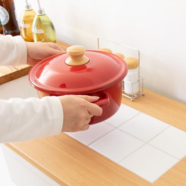 キッチンラック 幅60cm 完成品 カントリー調 タイルトップ スライド棚 ( キッチンボード キッチン収納 耐熱 両開き コンパクト シンプル 家電収納 レンジラック 台所収納 ホワイト ナチュラル コンセント付き )の通販は キッチンラック 幅60cm 完成品 カントリー調 タイルトップ スライド棚 ( キッチンボード キッチン収納 耐熱 両開き コンパクト シンプル 家電収納 レンジラック 台所収納 ホワイト ナチュラル コンセント付き )の通販は