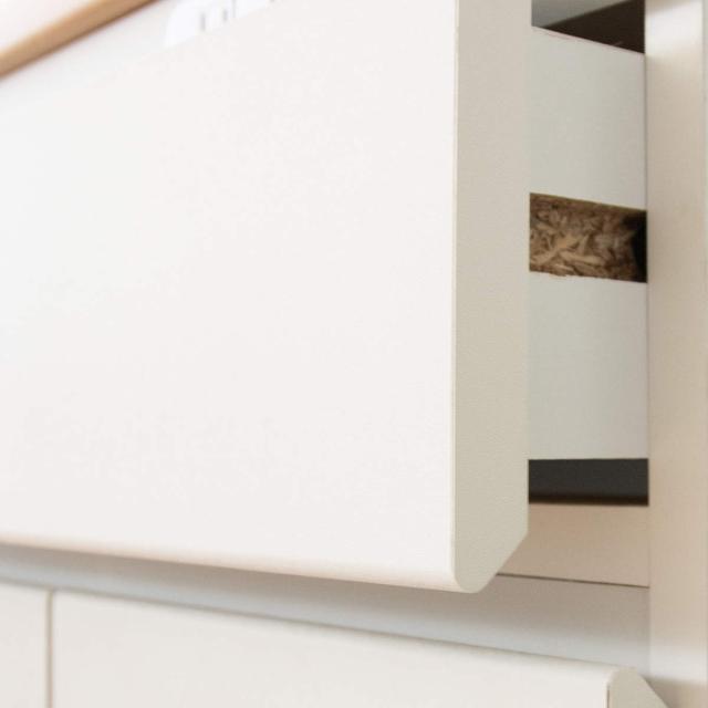 キッチンチェスト 幅60.2cm 完成品 3段 カントリー調 タイルトップ （ キッチンラック キッチンボード キッチン収納 耐熱 キッチンカウンター コンパクト 家電収納 レンジラック ホワイト ナチュラル コンセント付き ）の通販は