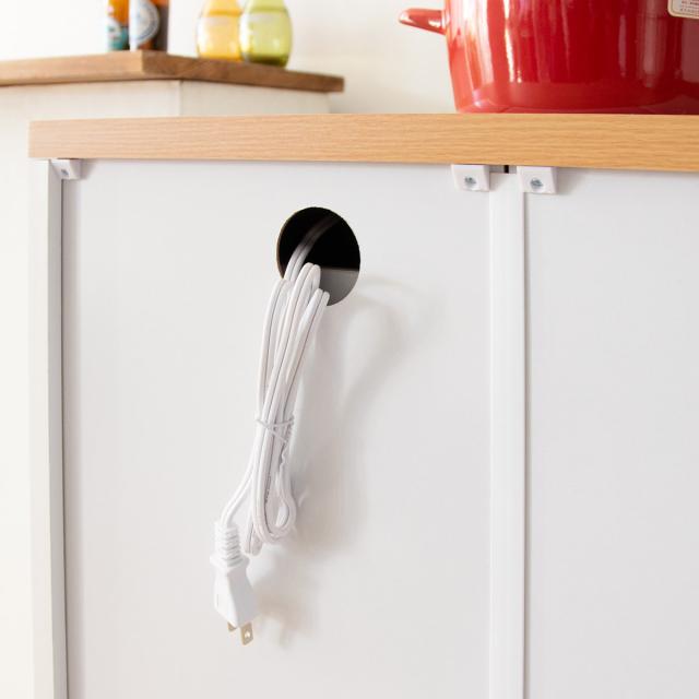 キッチンチェスト 幅60.2cm 完成品 3段 カントリー調 タイルトップ （ キッチンラック キッチンボード キッチン収納 耐熱 キッチンカウンター コンパクト 家電収納 レンジラック ホワイト ナチュラル コンセント付き ）の通販は