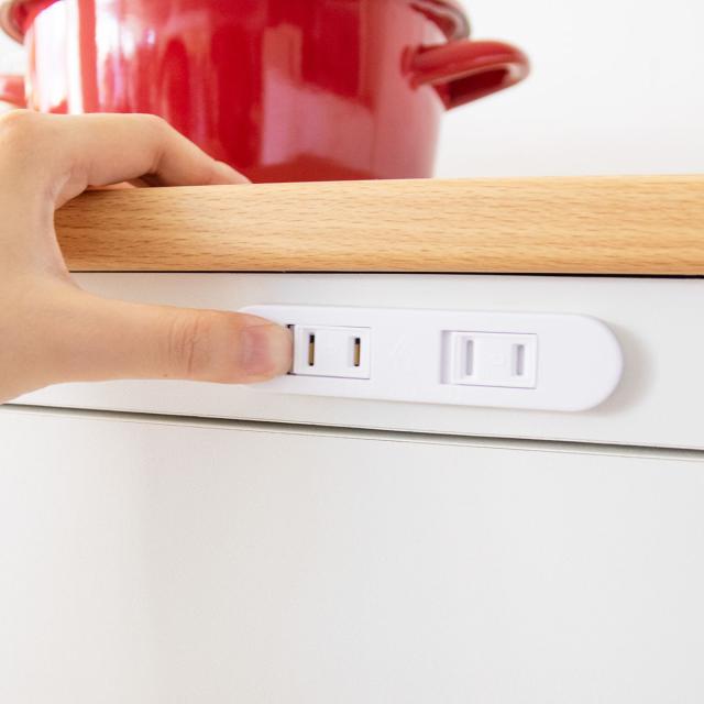 キッチンチェスト 幅60.2cm 完成品 3段 カントリー調 タイルトップ （ キッチンラック キッチンボード キッチン収納 耐熱 キッチンカウンター コンパクト 家電収納 レンジラック ホワイト ナチュラル コンセント付き ）の通販は