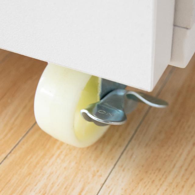 キッチンチェスト 幅60.2cm 完成品 3段 カントリー調 タイルトップ （ キッチンラック キッチンボード キッチン収納 耐熱 キッチンカウンター コンパクト 家電収納 レンジラック ホワイト ナチュラル コンセント付き ）の通販は