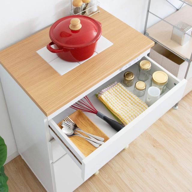 キッチンチェスト 幅60.2cm 完成品 3段 カントリー調 タイルトップ （ キッチンラック キッチンボード キッチン収納 耐熱 キッチンカウンター コンパクト 家電収納 レンジラック ホワイト ナチュラル コンセント付き ）の通販は