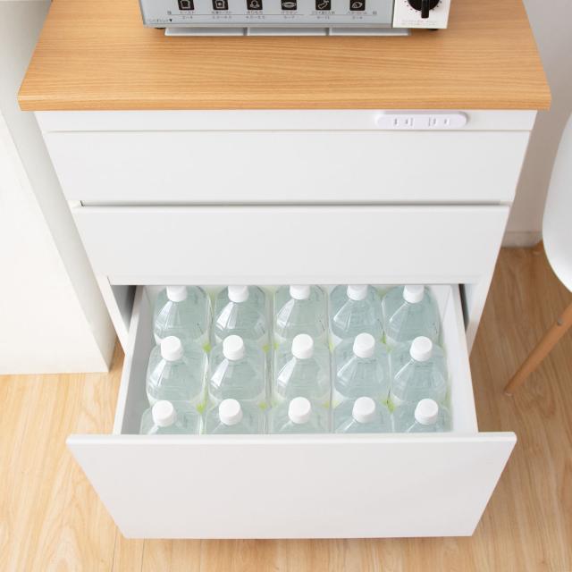 キッチンチェスト 幅60.2cm 完成品 3段 カントリー調 タイルトップ （ キッチンラック キッチンボード キッチン収納 耐熱 キッチンカウンター コンパクト 家電収納 レンジラック ホワイト ナチュラル コンセント付き ）の通販は