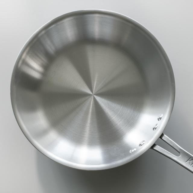 フライパン 24cm IH対応 浅型 ステンレス製 キングフロン ノーメイクフライパン 中尾アルミ （ ガス火対応 オール熱源対応 炒め鍋 いため鍋 金属ヘラOK 24センチ ステンレスフライパン ノーメイク仕様 プロ仕様 プロ用 プロユース ）の通販は