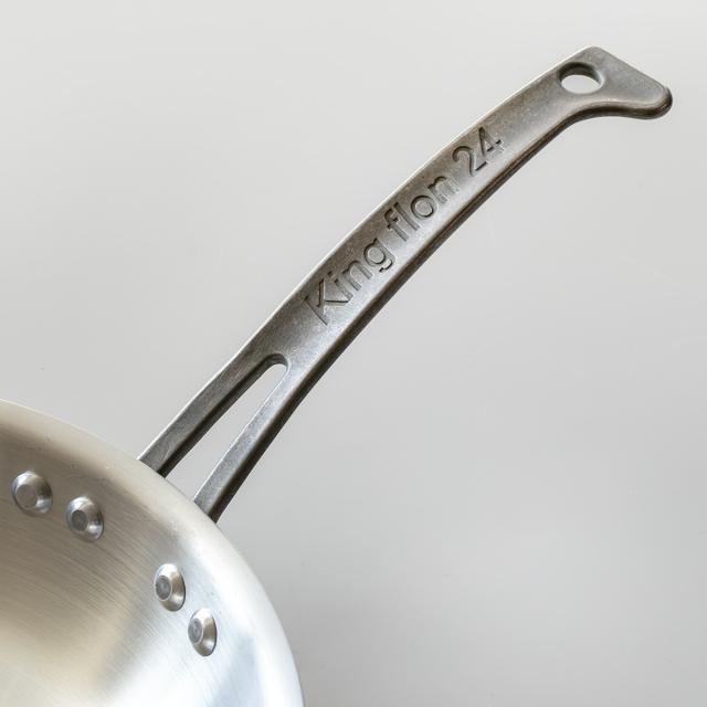 フライパン 24cm IH対応 浅型 ステンレス製 キングフロン ノーメイクフライパン 中尾アルミ （ ガス火対応 オール熱源対応 炒め鍋 いため鍋 金属ヘラOK 24センチ ステンレスフライパン ノーメイク仕様 プロ仕様 プロ用 プロユース ）の通販は