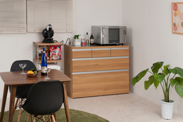 キッチンカウンター 幅110cm 上段引出し3杯 木目調タイプ ステンレストップ 日本製 完成品 （ 木目調 2口コンセント 国産 キッチンボード 背面化粧 台所 お手入れ簡単 食器収納 フルスライドレール ホワイト 白 木目 キッチン ）の通販は