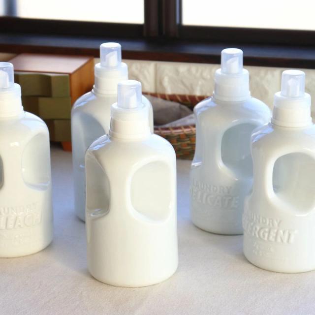 詰め替えボトル 陶器のハウスランドリー 陶器 洗剤 （ 洗剤ボトル 詰め替え 詰替え用 洗濯用洗剤 洗濯ボトル ハンドル付き 洗濯洗剤 柔軟剤 デリケート洗剤 漂白剤 無地 ボトル キャップ計量 大容量 ）