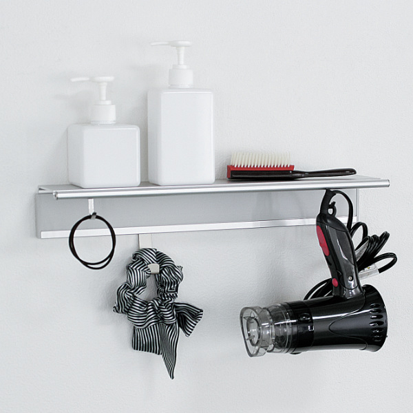 洗面所収納 幅40cm 水まわり アルミシェルフ 洗面所 洗面 収納 （ ラック 棚 シェルフ アルミ 耐水 洗面棚 フック付き 可動フック レール 壁付け 壁面 ウォールラック ドライヤー 髪ゴム 引っ掛ける 40 ）の通販は 5,442円