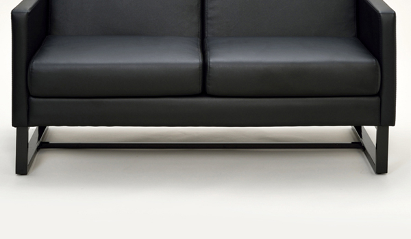 【法人限定】 オフィスソファ 2人掛け スクエアソファー 合皮 幅132cm （ ソファ 応接室 応接間 オフィス家具 ソファー 肘掛け付き ブラック 黒 おすすめ 2人用 二人用 椅子 チェア アームチェア ひとり掛け アーム付き シンプル ）_3