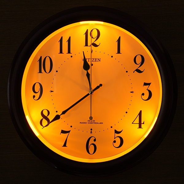 シチズン 掛け時計 電波 アナログ 暗所 ライト 自動 点灯 高輝度 LED 木 茶（中古品） 掛け時計 電波時計 シチズン CITIZEN 夜間自動点灯機能付き （ 壁掛け