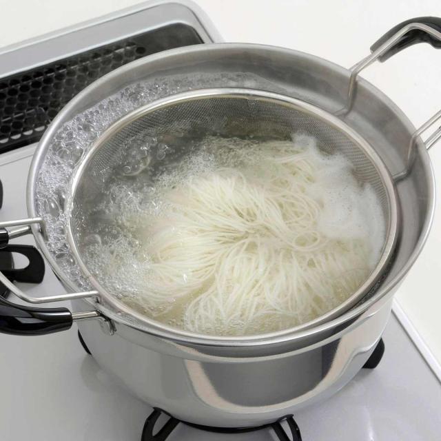 両手鍋3点セット 22cm IH対応 蓋付き ザル付き ゆで名人 ステンレス製 日本製 （ ガス火対応 ステンレス鍋 調理器具 フタつき ざる付き なべ お鍋 22センチ ザル付き鍋 キッチン用品 ステンレス製両手鍋 蓋付き鍋 両手なべ ）_2