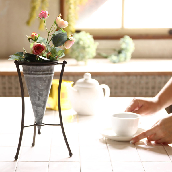 ポット 園芸ポット ブリキポット アイアンスタンド付 Mサイズ 植木鉢 プランター フラワーポット 花瓶 フラワーベース ブリキ おしゃの通販はau Pay マーケット リビングート