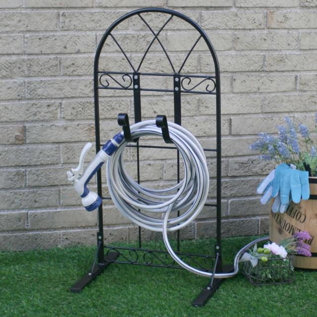 ホースハンガー クラシック アイアン製 （ ホーススタンド ホースホルダー ホース リール 収納 スタンド式 自立式 アイアン シンプル おしゃれ 花壇 ベランダ バルコニー ホース掛け ホースフック ハンガー 園芸 ）の通販は 5,900円