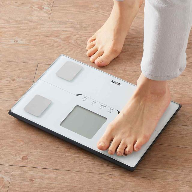 タニタ 体組成計 アプリ連動 （ 体重計 ヘルスメーター デジタル体重計 体脂肪計 薄型 150kgまで 体脂肪率 内臓脂肪レベル BMI 筋肉量 推定骨量 体内年齢 デジタル 電池式 乗るだけ シンプル コンパクト スマホ連動 家族用 ）_5