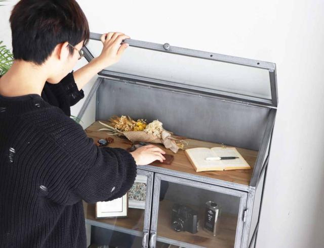 ディスプレイラック 幅80cm アンティーク調 ガラス 完成品 （ ショーケース 飾り棚 ラック 棚 ガラス製 フラップ扉 什器 エイジング加工 コレクションケース パイン古材 ）