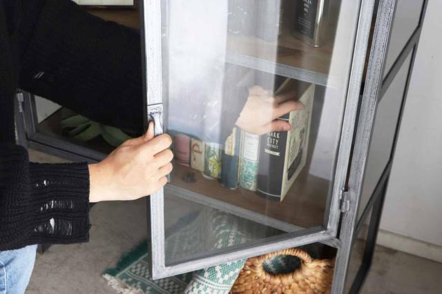 ディスプレイラック 幅80cm アンティーク調 ガラス 完成品 （ ショーケース 飾り棚 ラック 棚 ガラス製 フラップ扉 什器 エイジング加工 コレクションケース パイン古材 ）