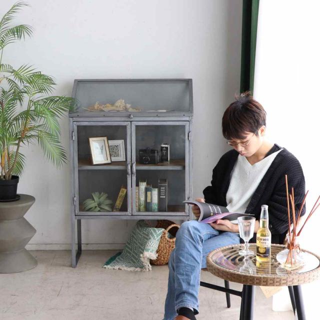 ディスプレイラック 幅80cm アンティーク調 ガラス 完成品 （ ショーケース 飾り棚 ラック 棚 ガラス製 フラップ扉 什器 エイジング加工 コレクションケース パイン古材 ）