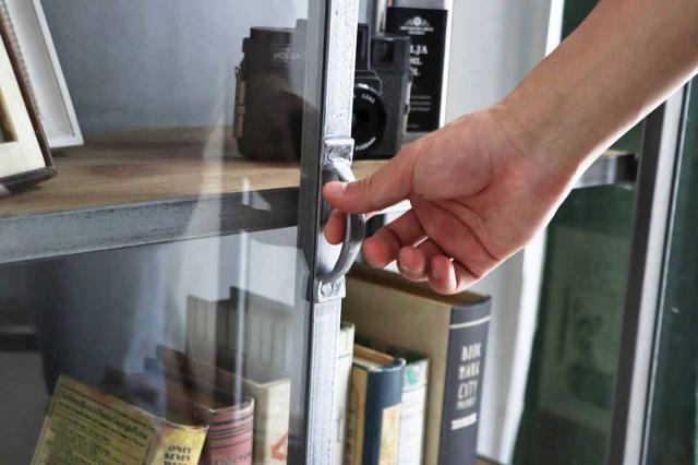 ディスプレイラック 幅80cm アンティーク調 ガラス 完成品 （ ショーケース 飾り棚 ラック 棚 ガラス製 フラップ扉 什器 エイジング加工 コレクションケース パイン古材 ）