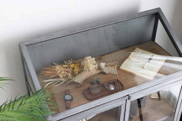 ディスプレイラック 幅80cm アンティーク調 ガラス 完成品 （ ショーケース 飾り棚 ラック 棚 ガラス製 フラップ扉 什器 エイジング加工 コレクションケース パイン古材 ）