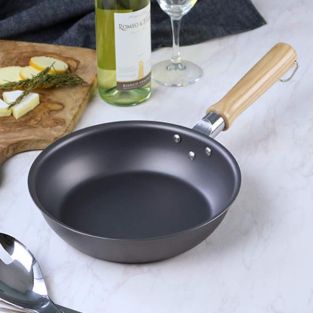 フライパン 20cm IH対応 鉄匠 UMIC 日本製 （ ガス火対応 オール熱源対応 TESSHO ユミック 鉄フライパン 鉄製 20センチ 鉄製フライパン 炒め鍋 いため鍋 鉄のフライパン 油ならし不要 空焚き不要 ）の通販は