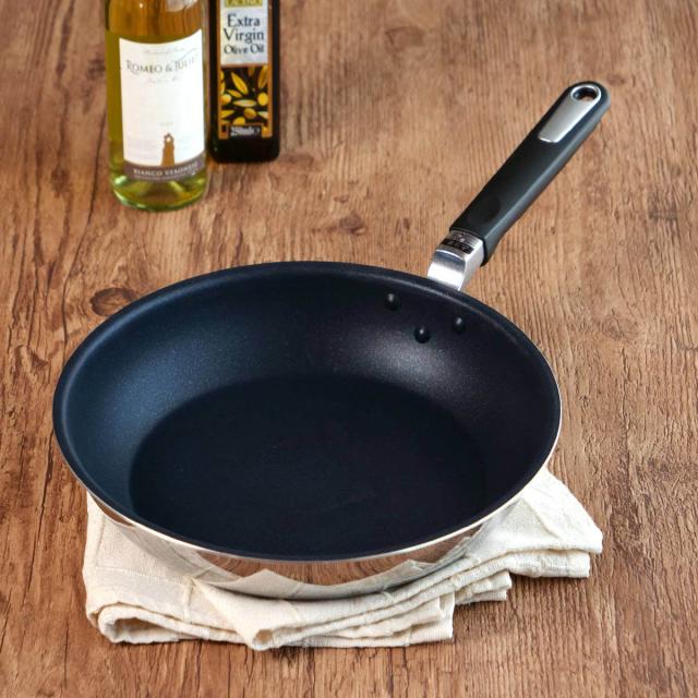 フライパン 24cm IH対応 クワトロプラス 日本製 UMIC ユミック （ ガス火対応 オール熱源対応 炒め鍋 いため鍋 金属ヘラOK ふっ素加工 軽い 24センチ テフロン加工 フッ素コーティング アルミ製 軽量 調理道具 キッチングッズ ）の通販は 7,180円