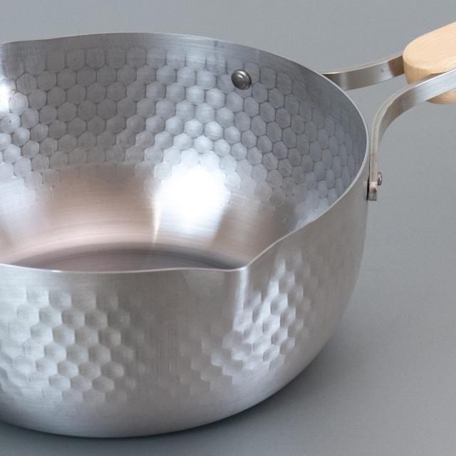 雪平鍋 22cm IH対応 enzo ステンレス製 日本製 （ ガス火対応 行平鍋 片手鍋 調理器具 エンゾウ 22センチ 鍋 なべ ゆきひら鍋 ユキヒラ鍋 ステンレス鍋 目盛り付き 木製ハンドル 鎚目模様 軽量 ）_1