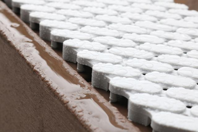 スノコ ジョイント 15×15×1.3cm 水切りユニット 抗菌システムスノコ 素足用 100枚セット （ ジョイントマット すのこ 15cm マット ベランダ パネル バルコニー エクステリア ガーデニング インテリア 床材 日本製 ）の通販は