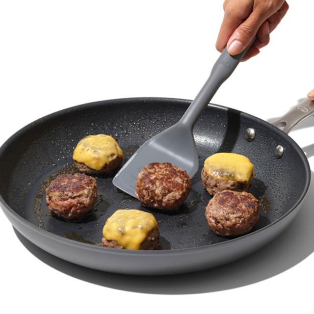 Oxo オクソー シリコンターナー ミニ 調理用品 ターナー ヘラ へら フライ返し 食洗機対応 一体型 ビーター キッチン 料理用 キッチンの通販はau Pay マーケット リビングート