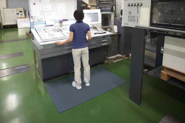 クッションマット 61×91cm ケアソフト クッションキング （ 山崎産業 コンドル クッション マット 0.9cm厚 滑り止め 防滑 疲労軽減 衝撃緩衝マット 疲労軽減マット 立ち仕事 業務用 ）_3