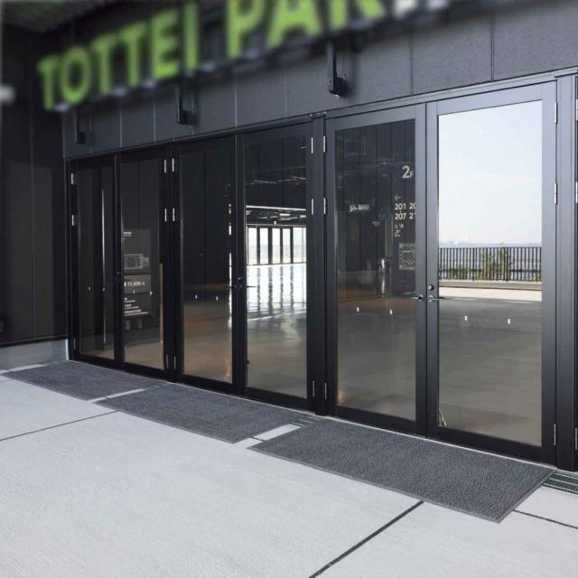 玄関マット 屋外 業務用 90×150cm ロンソフトマットN オフィス （ 山崎産業 ドアマット エントランスマット 出入口 マット 玄関 風除室 滑り止め 無地 シンプル おしゃれ グレー PVC製 店舗 ウェルカムマット ）_2