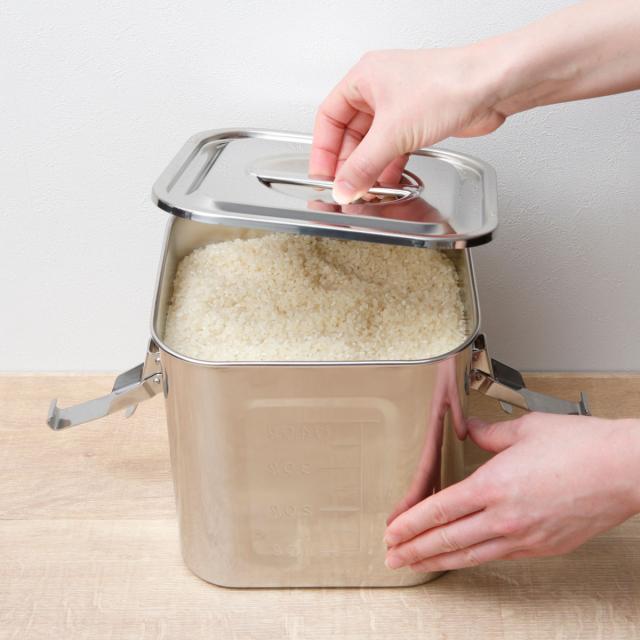 米びつ 4kg 角型 キッチンポット パッキン フック付 18cm ステンレス製 （ 米櫃 ライス缶 保存容器 ステンレス 日本製 ライスストッカー 冷蔵庫 お米 タレ 調味料 だし 保存 収納 目盛り シンク下 少量 ロック おしゃれ 5.3L ）_10