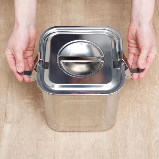 米びつ 4kg 角型 キッチンポット パッキン フック付 18cm ステンレス製 （ 米櫃 ライス缶 保存容器 ステンレス 日本製 ライスストッカー 冷蔵庫 お米 タレ 調味料 だし 保存 収納 目盛り シンク下 少量 ロック おしゃれ 5.3L ）_12