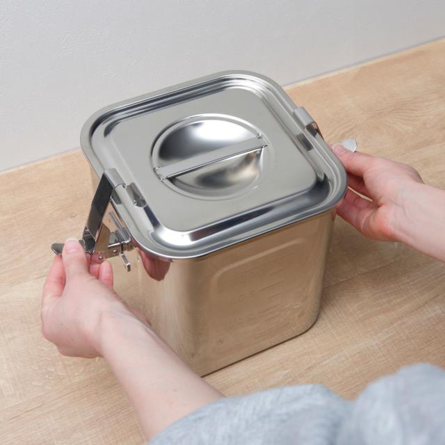 米びつ 4kg 角型 キッチンポット パッキン フック付 18cm ステンレス製 （ 米櫃 ライス缶 保存容器 ステンレス 日本製 ライスストッカー 冷蔵庫 お米 タレ 調味料 だし 保存 収納 目盛り シンク下 少量 ロック おしゃれ 5.3L ）_13