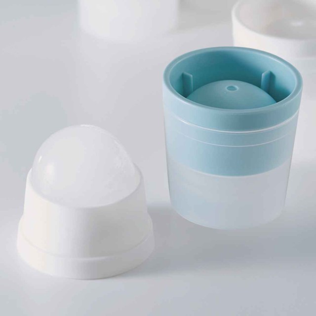 青いプラスチック製製氷皿4個セット 絡まる