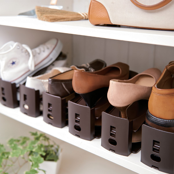 靴 収納 72個入り くつホルダー 高さ調節 ( 靴ホルダー 幅10cm ワイドタイプ 高さ 調節 靴収納 シューズ くつ ホルダー 省スペース 互い違い 靴箱 シューズホルダー ヒール クツ ケース ラック 下駄箱 メンズ レディース )の通販は 靴 収納 72個入り くつホルダー 高さ調節 ( 靴ホルダー 幅10cm ワイドタイプ 高さ 調節 靴収納 シューズ くつ ホルダー 省スペース 互い違い 靴箱 シューズホルダー ヒール クツ ケース ラック 下駄箱 メンズ レディース )の通販は