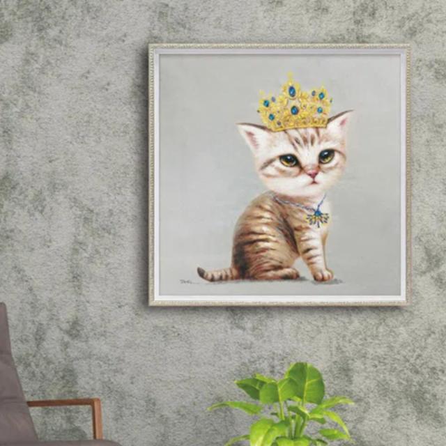 アートパネル オイルペイントアート 『ベビークイーン』 63×63cm （ 絵画 絵 アート インテリア 額 額入り 壁掛け 油絵 おしゃれ 猫 子猫 ネコ ポスター アートフレーム アートポスター ウォールアート パネル 額付き 正方形 ）の通販は 14,400円