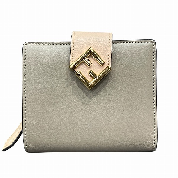 フェンディ 二つ折り 財布 ベージュ ゴールド オレンジ 8M0386 美品 スタッズ レザー 中古 FENDI コンパクト ウォレット ミニ シンプル ファスナー 定番 人気 レディース レザーウォレット 女性 革財布 本革 無地 ワンポイント ロゴ ホック 箱付 本物 鑑定済み フェンディ 二つ折り 財布 ベージュ ゴールド オレンジ 8M0386 美品