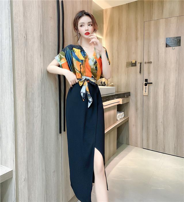 ワンピース 半袖 ノースリーブ 春 夏 秋 きれいめ 膝下 ミモレ丈 フレンチスリーブ Vネック カシュクール 襟なし ストレート Iライン 切り替えデザイン ドッキング ウエストマーク ウエストリボン スリット ブラック 黒 S M L XL 大人可愛い カジュアル 大人 上品 おしゃれの通販は