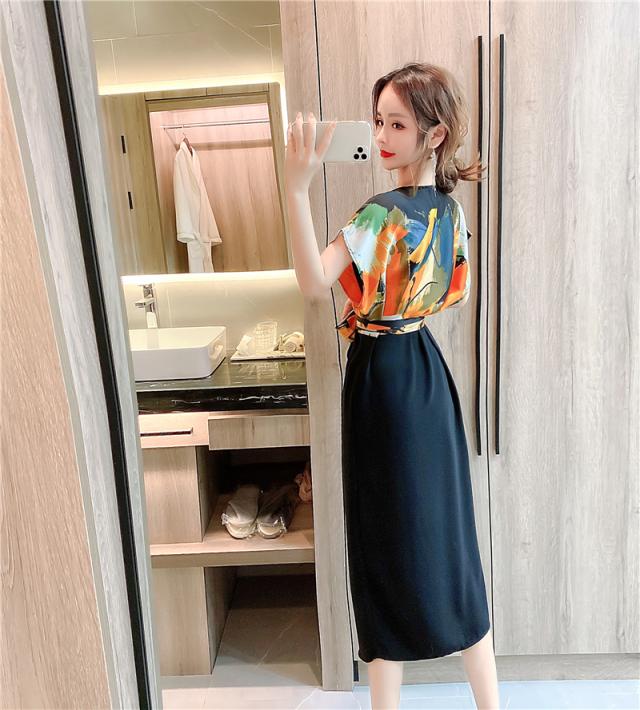 ワンピース 半袖 ノースリーブ 春 夏 秋 きれいめ 膝下 ミモレ丈 フレンチスリーブ Vネック カシュクール 襟なし ストレート Iライン 切り替えデザイン ドッキング ウエストマーク ウエストリボン スリット ブラック 黒 S M L XL 大人可愛い カジュアル 大人 上品 おしゃれの通販は