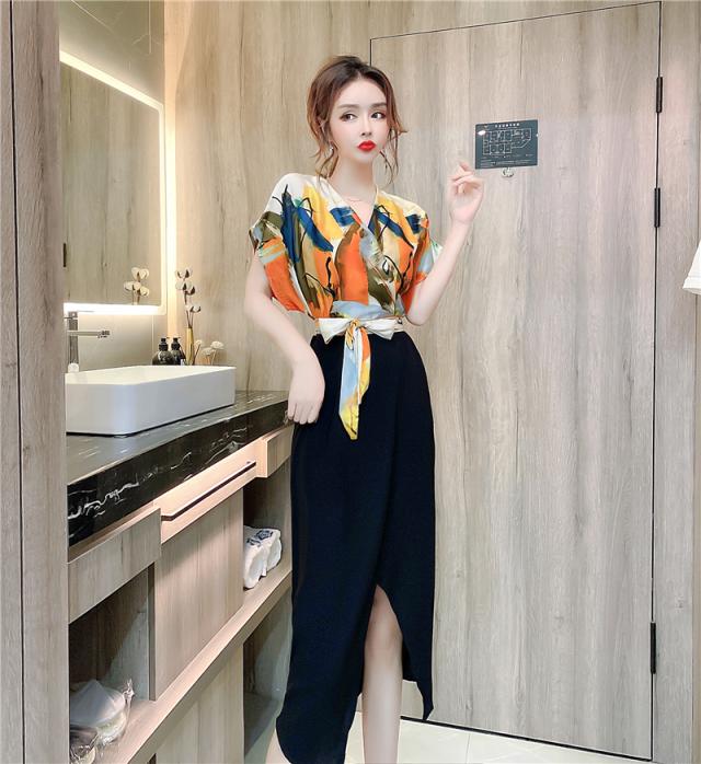 ワンピース 半袖 ノースリーブ 春 夏 秋 きれいめ 膝下 ミモレ丈 フレンチスリーブ Vネック カシュクール 襟なし ストレート Iライン 切り替えデザイン ドッキング ウエストマーク ウエストリボン スリット ブラック 黒 S M L XL 大人可愛い カジュアル 大人 上品 おしゃれの通販は