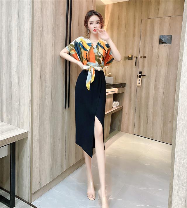 ワンピース 半袖 ノースリーブ 春 夏 秋 きれいめ 膝下 ミモレ丈 フレンチスリーブ Vネック カシュクール 襟なし ストレート Iライン 切り替えデザイン ドッキング ウエストマーク ウエストリボン スリット ブラック 黒 S M L XL 大人可愛い カジュアル 大人 上品 おしゃれの通販は