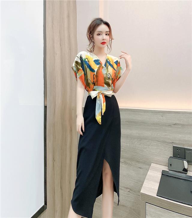 ワンピース 半袖 ノースリーブ 春 夏 秋 きれいめ 膝下 ミモレ丈 フレンチスリーブ Vネック カシュクール 襟なし ストレート Iライン 切り替えデザイン ドッキング ウエストマーク ウエストリボン スリット ブラック 黒 S M L XL 大人可愛い カジュアル 大人 上品 おしゃれの通販は