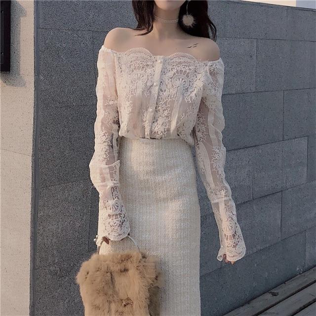 ２色 トップス シャツ ブラウス カットソー チュニック レディース 夏 春 秋 きれいめ 長袖 萌袖 レース袖 オフショルダー オフショル フレア セミフレア タイト ストレート 裾イン レース 刺繍 透け感 シースルー 白 ホワイト 黒 ブラック 大人カラー モノトーン S M L XLの通販は