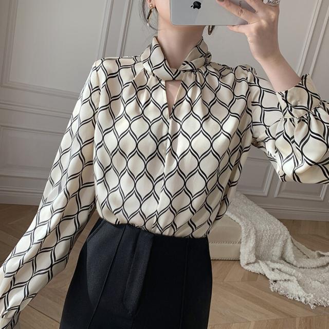 トップス ブラウス 送料無料 個性的 長袖 ボリューム袖 襟付き スタンドカラー 落ち感 シフォン 高見え 華奢見え 総柄 幾何学模様 ベージュ S M L 薄手 エレガント とろみ感 春 夏 秋 謝恩会 インスタ映え オフィス セレモニー OL 10代 20代 30代 40代 50代の通販は