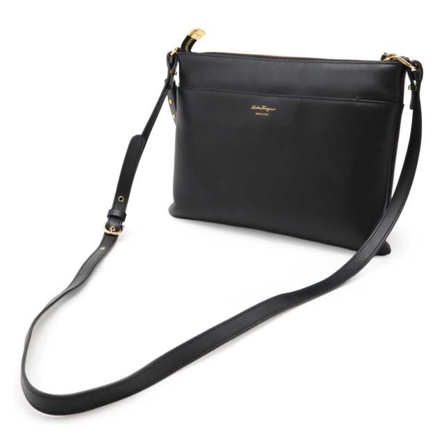 フェラガモレザー 黒 ショルダーバッグ スタッズ付き