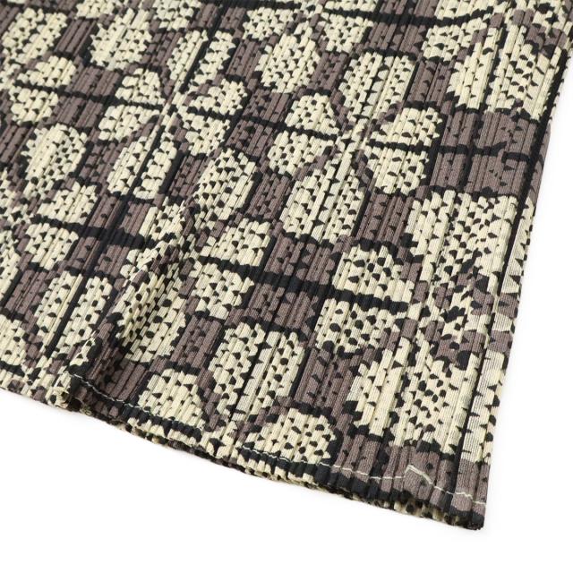 ISSEY MIYAKE イッセイ ミヤケ PLEATS PLEASE プリーツプリーズ トップス カットソー ノースリーブ クローバー　ポリエステル100% グレージュ #3 ISSEY MIYAKE イッセイ ミヤケ PLEATS PLEASE プリーツプリーズ